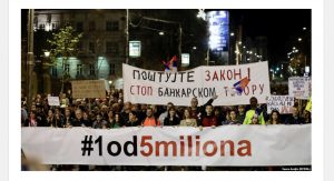 Protesta masive në Serbi për largimin e Vuçiç, mijëra njerëz në shesh