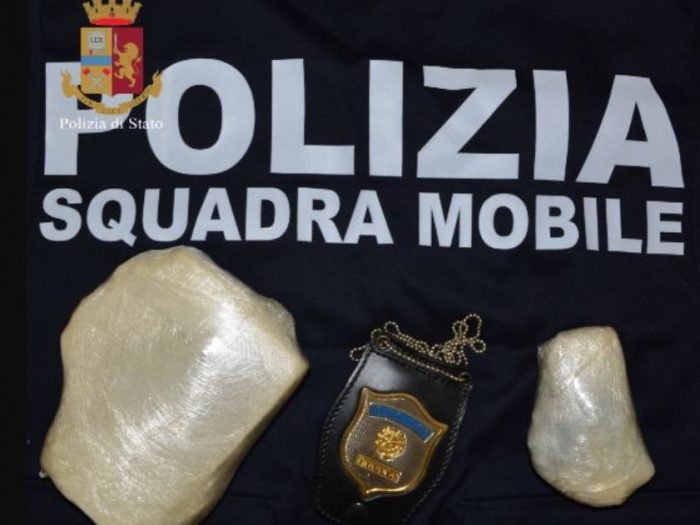 VAJZA SHQIPTARE KAPET ME 700 GRAM KOKAINË NË ITALI (DETAJE)