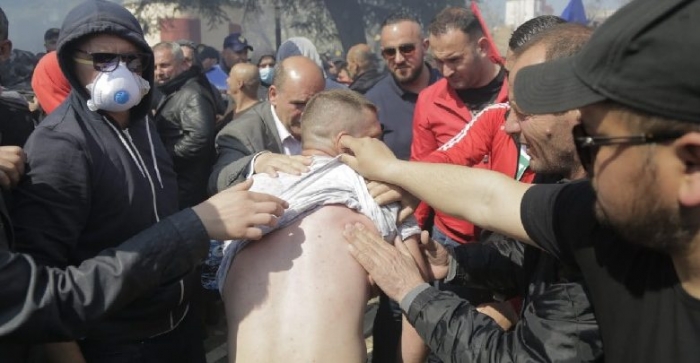 PËRPLASJA ME POLICINË, LËNDOHET NJË PROTESTUES