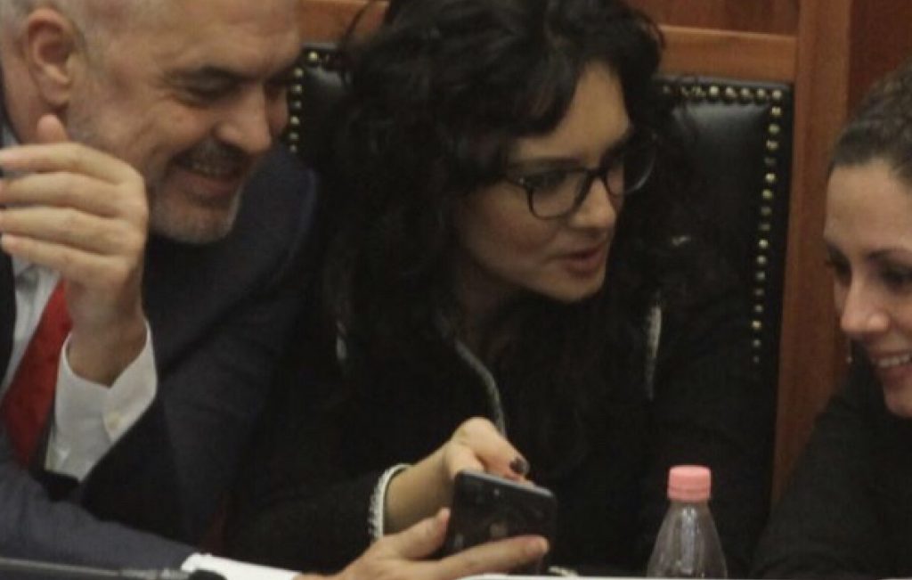 Analiza / Pse Edi Rama nuk duhet të rrëzohet shpejt