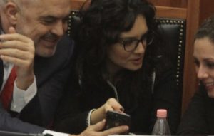 Analiza / Pse Edi Rama nuk duhet të rrëzohet shpejt