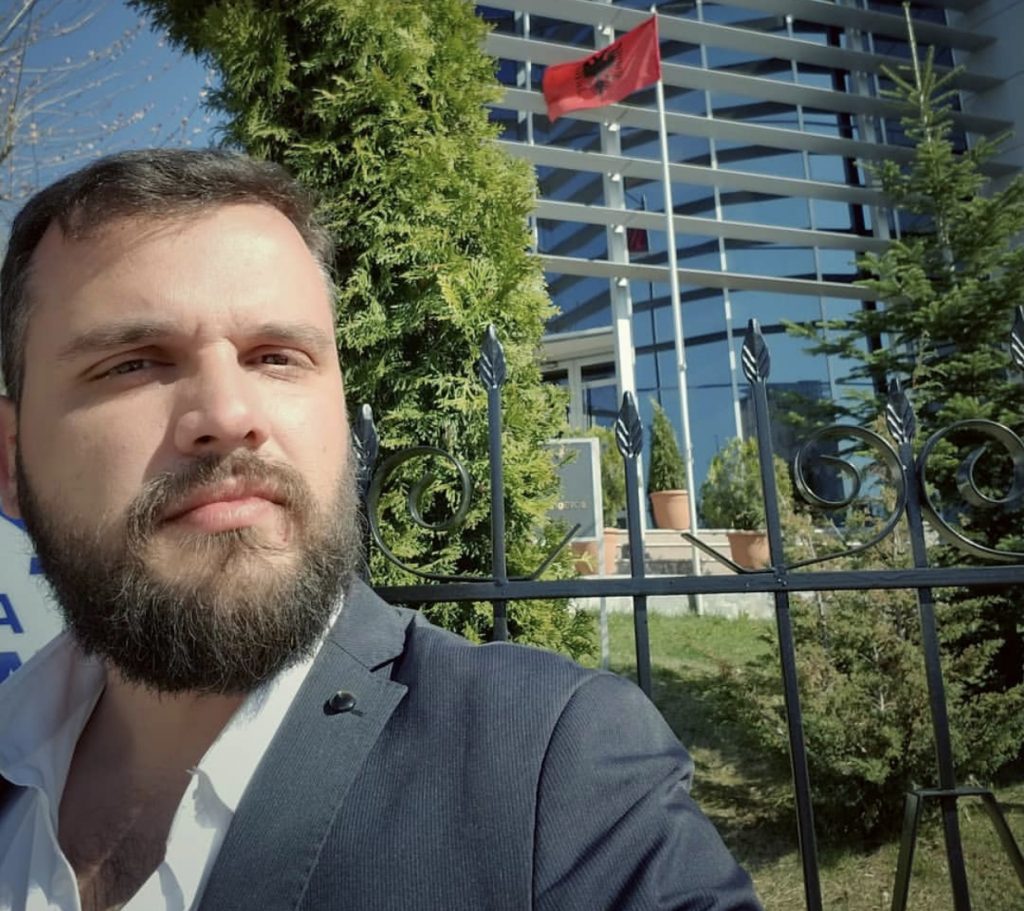 Si  mizë kali do më keni nga mbrapa, derisa e drejta të vendoset në vend!