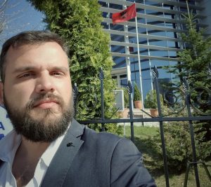 Si  mizë kali do më keni nga mbrapa, derisa e drejta të vendoset në vend!