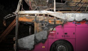 AUTOBUSI ME TURISTË SHKRUMBOHET NGA FLAKËT, 26 TË VDEKUR DHE 28 TË PLAGOSUR
