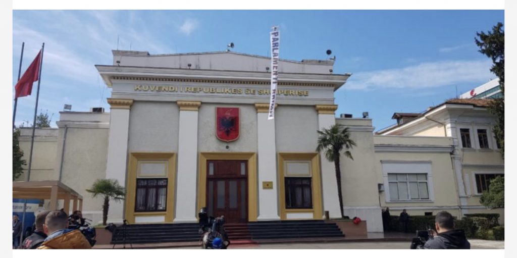 Ndërkohë që deputetët e rinj betoheshin, mbi Kuvend u valvit banderola “Parlament i Krimit”