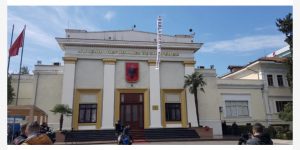 Ndërkohë që deputetët e rinj betoheshin, mbi Kuvend u valvit banderola “Parlament i Krimit”