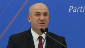 U HAKMORRËN SHPEJT NDAJ VAJZËS SË AZEM HAJDARIT, PD ME DY STANDARTE, NUK PËRJASHTON KËTË DEPUTET QË HYRI NË KUVEND