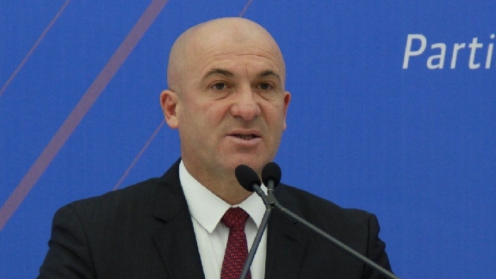 U HAKMORRËN SHPEJT NDAJ VAJZËS SË AZEM HAJDARIT, PD ME DY STANDARTE, NUK PËRJASHTON KËTË DEPUTET QË HYRI NË KUVEND