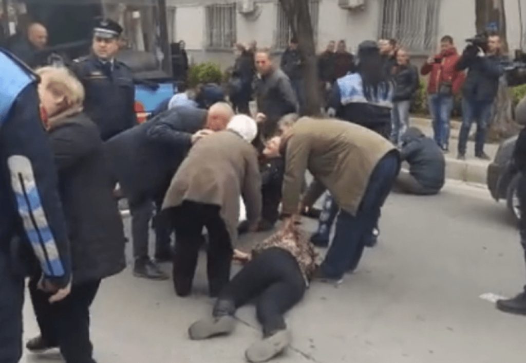 VIDEO/ Aksioni i shembjes nga IKMT, banorët shtrihen në rrugën kryesore