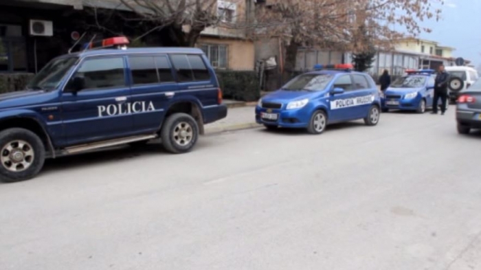 PLAGOSI ME ARMË NJË BURRË, ARRATISET AUTORI NË KAVAJË