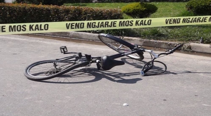AKSIDENT NË KORÇË, MAKINA PËRPLAS NJË BURRË ME BIÇIKLETË