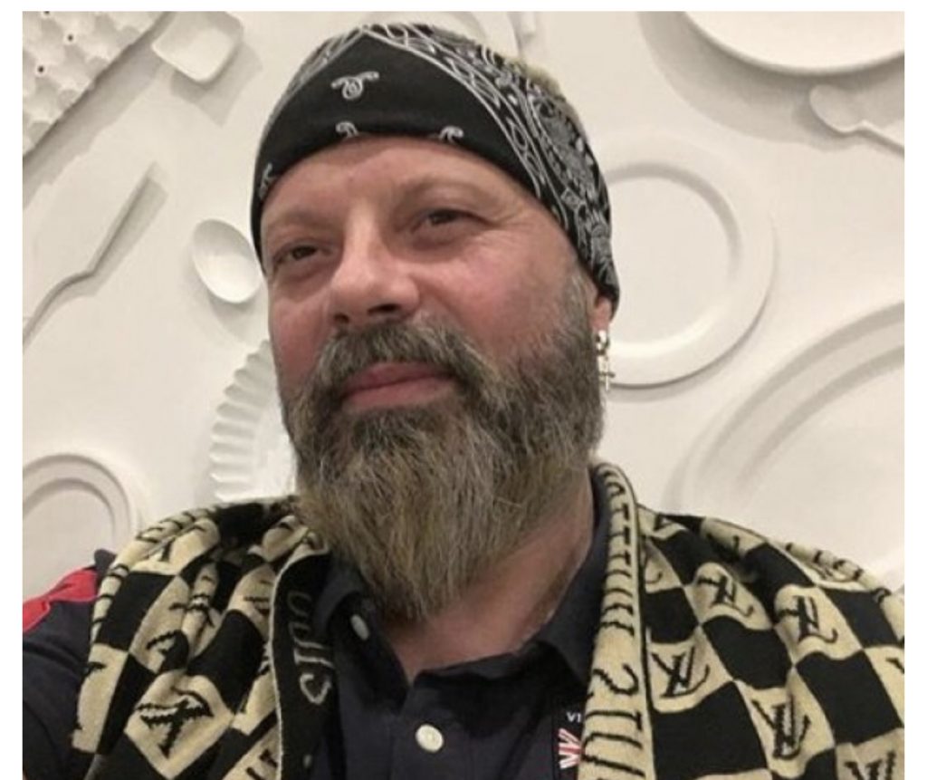 “Nuk ke faj ti! Faji është i popullit tallava që bën një ordiner si ty t’i duket vetja Elvis Presley”
