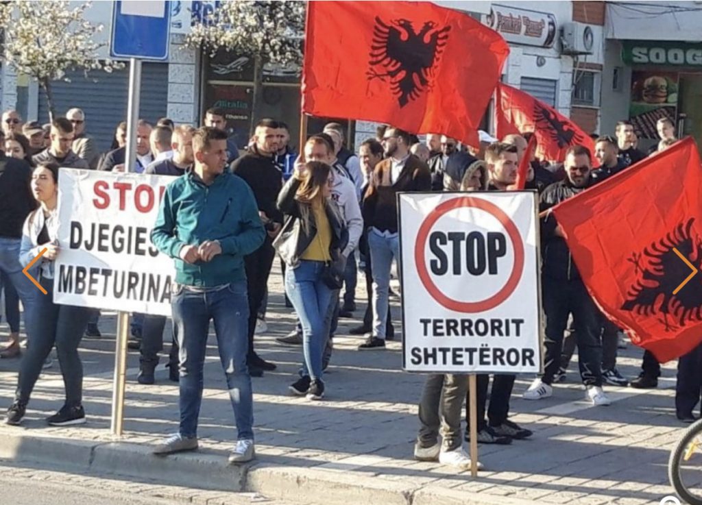 FOTOLAJM/ Rama pritet me protesta në Durrës