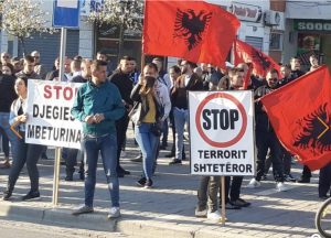 FOTOLAJM/ Rama pritet me protesta në Durrës