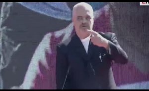 VIDEO/ Shihni se si rrëshqet Rama kundër gazetarëve që nuk i blen dot