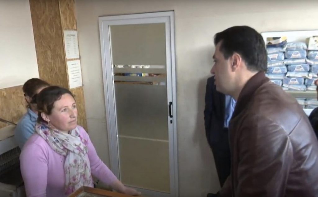 LIVE/  Basha, takim me banorët e Paskuqanit, derë më derë