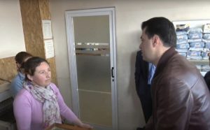 LIVE/  Basha, takim me banorët e Paskuqanit, derë më derë