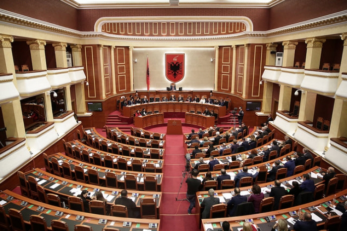 OPOZITA PROTESTON, NË KUVEND BETOHEN 3 DEPUTETËT E RINJ (RENDI I DITËS)