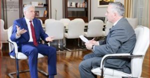 PD BËRI THIRRJE T’I RRETHOJNË SHTËPINË, LLESHAJ: E MËSOVA NGA NJË MIK PAS 10 DITËSH, JAM I…