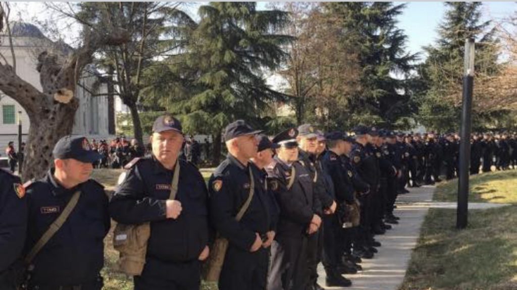 Parlamenti si ‘Big Brother’ për protestuesit, deputetët futen nga një hyrje e fshehtë