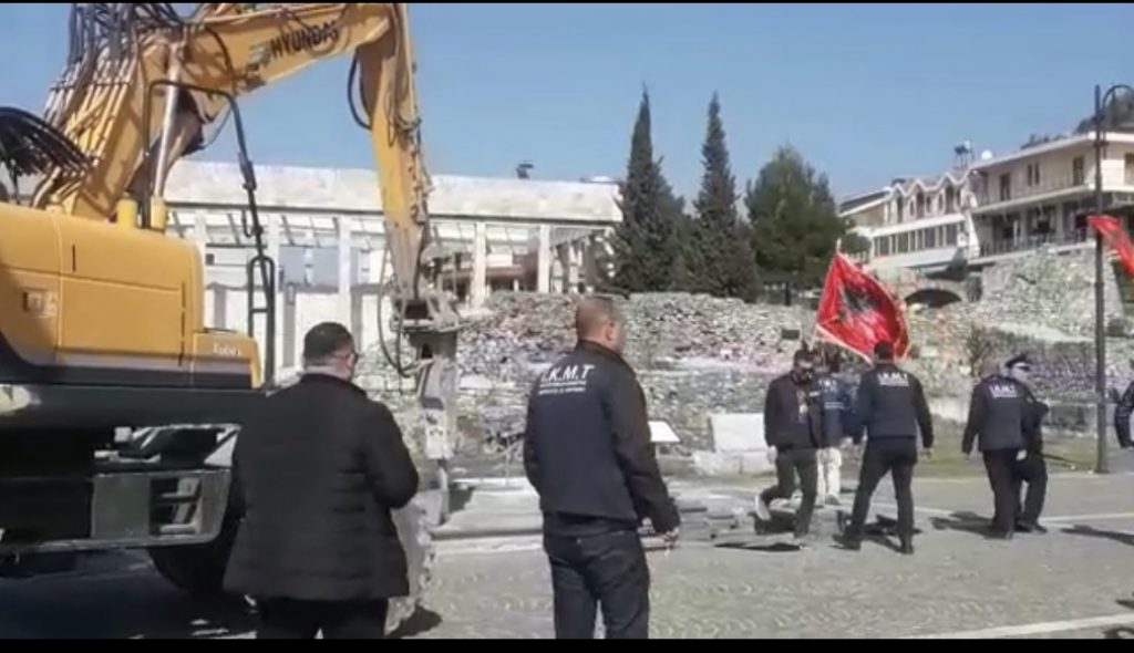 VIDEO/ IKMT kundër Bashkisë, shemb bazamentin ku do vendosej busti i Skënderbeut
