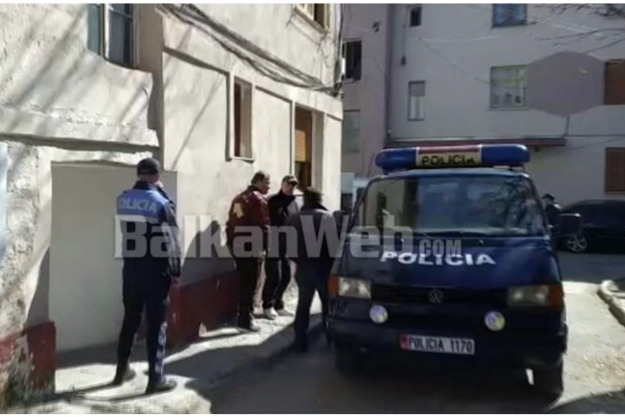Detajet/ Mbyti nënën me  duar në  fyt