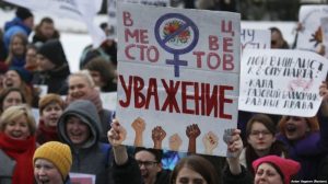 MIJËRA NJERËZ MBUSHIN RRUGËT E MOSKËS, PROTESTOJNË PËR INTERNETIN