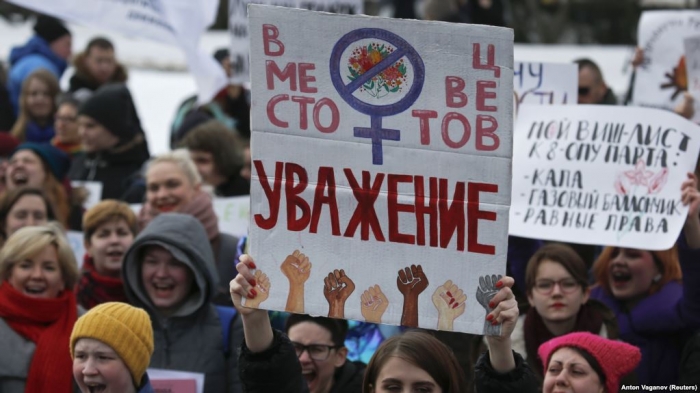 MIJËRA NJERËZ MBUSHIN RRUGËT E MOSKËS, PROTESTOJNË PËR INTERNETIN