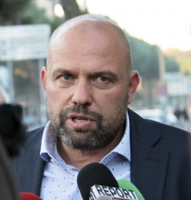 Protesta e jelekverdhëve në Francë, Manjani: Ambasada jone të  dënojë dhunën e protestuesve, mos na rrijë kot!