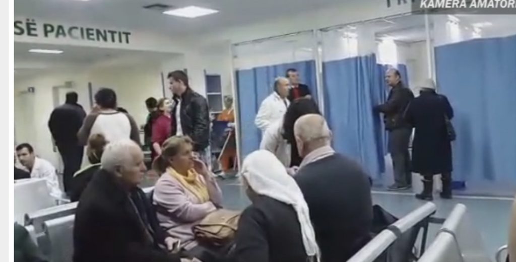 Dhunuan mjekun, arrestohen dy vëllezër : Ishte i dehur, i çuam nënën për vizitë, por…