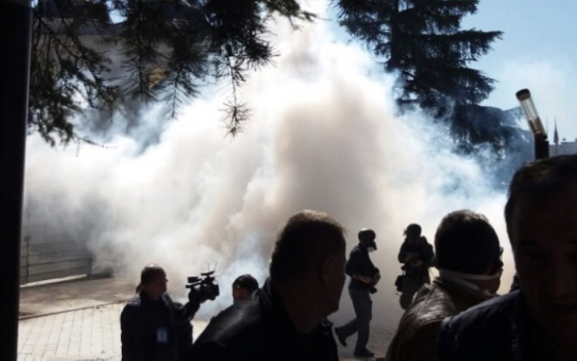 FOTOT/ Protestuesit e kapën të papërgatitur Policinë