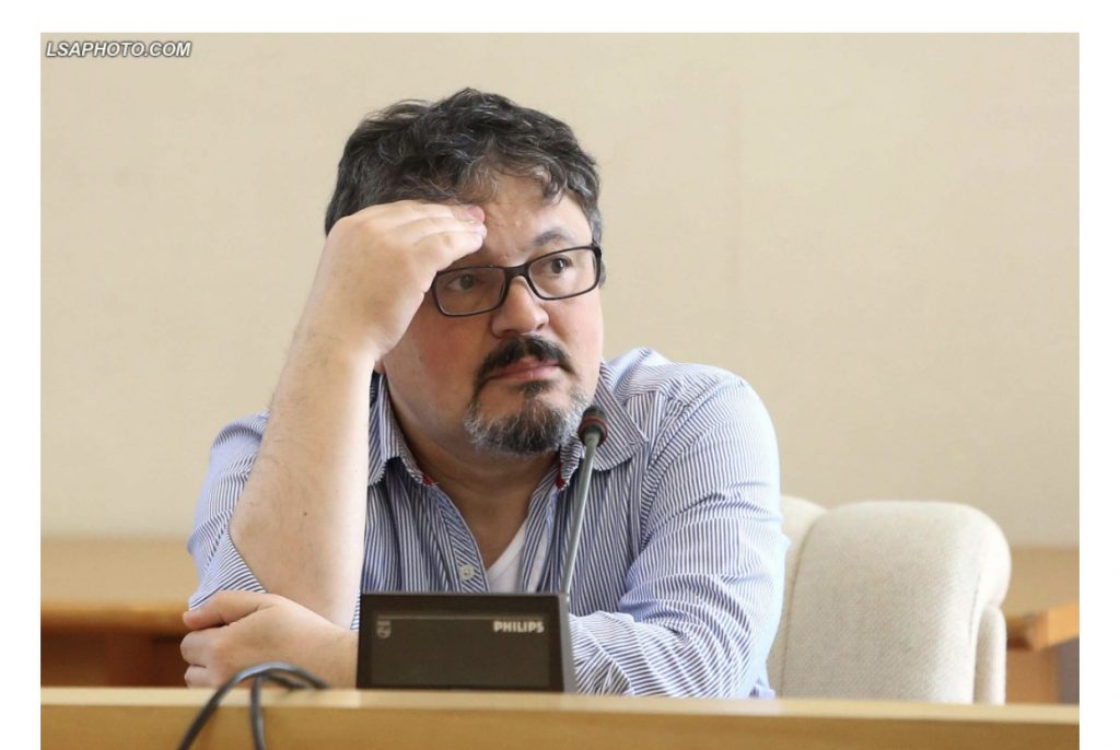 Një ‘ditë e humbur’ me mediat në Shqipëri