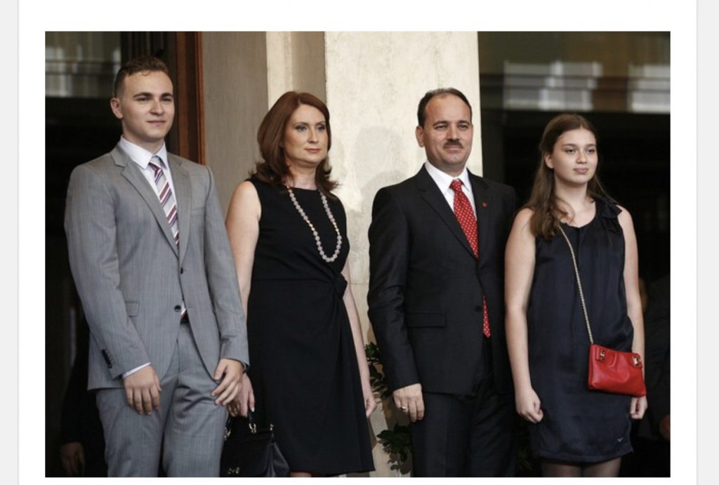 DOKUMENTI/ Djali i ish-Presidentit heq dorë nga shtetësia shqiptare