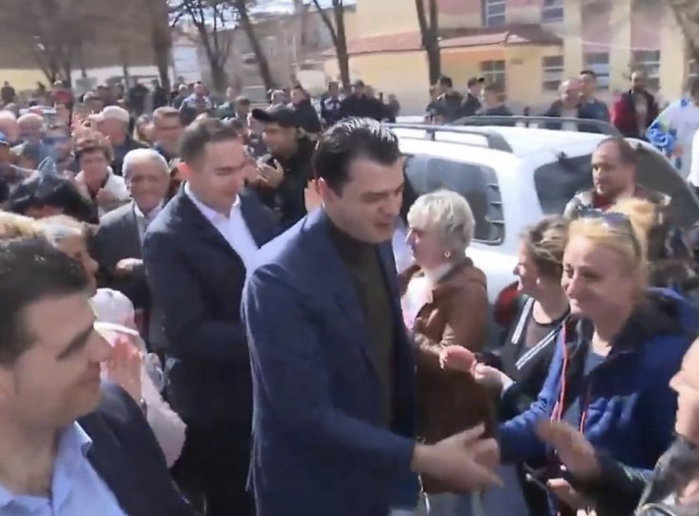 VIDEO/ Basha takime  në Korçë, përshëndetet nga banorët  në rrugët e qytetit