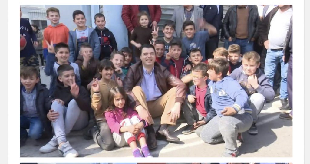 Basha foto me fëmijet
