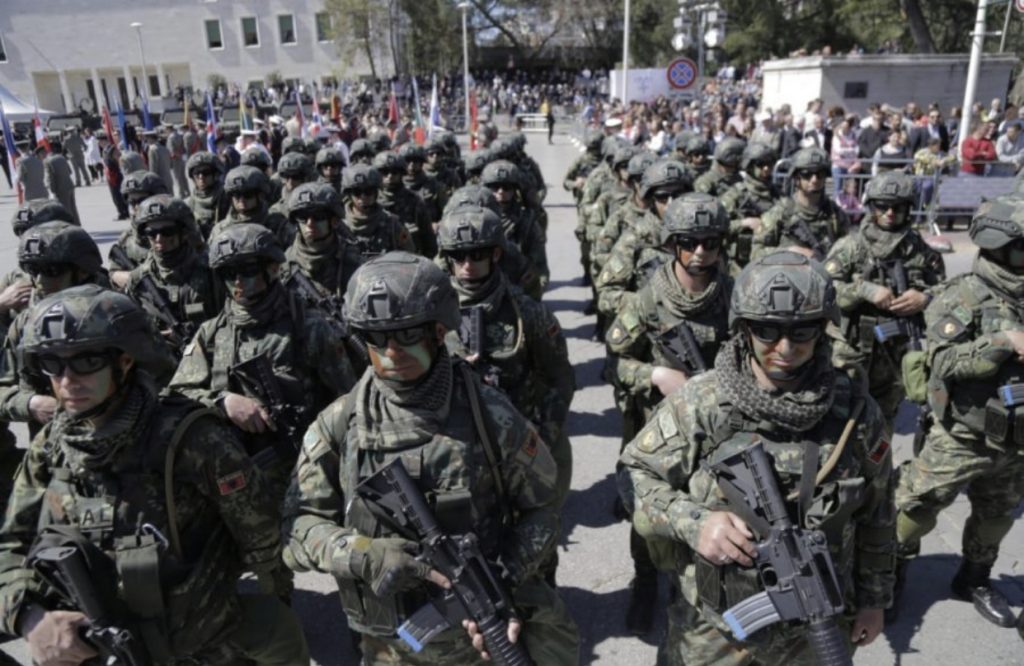 VIDEO/ Në ceremoninë e 10 vjetorit në NATO, 20 ushtarakëve u bie të fikët