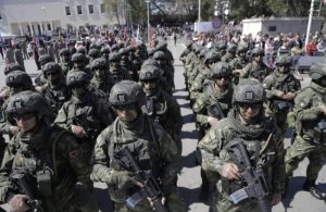 VIDEO/ Në ceremoninë e 10 vjetorit në NATO, 20 ushtarakëve u bie të fikët