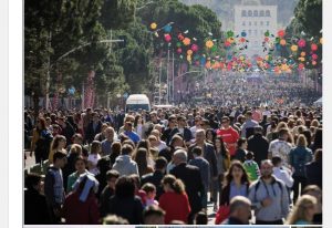 Protesta, Balla: Lali Eri paska pas të drejtë. Mos harroni se çfarë përfaqëson Saliu, Luli dhe Mona