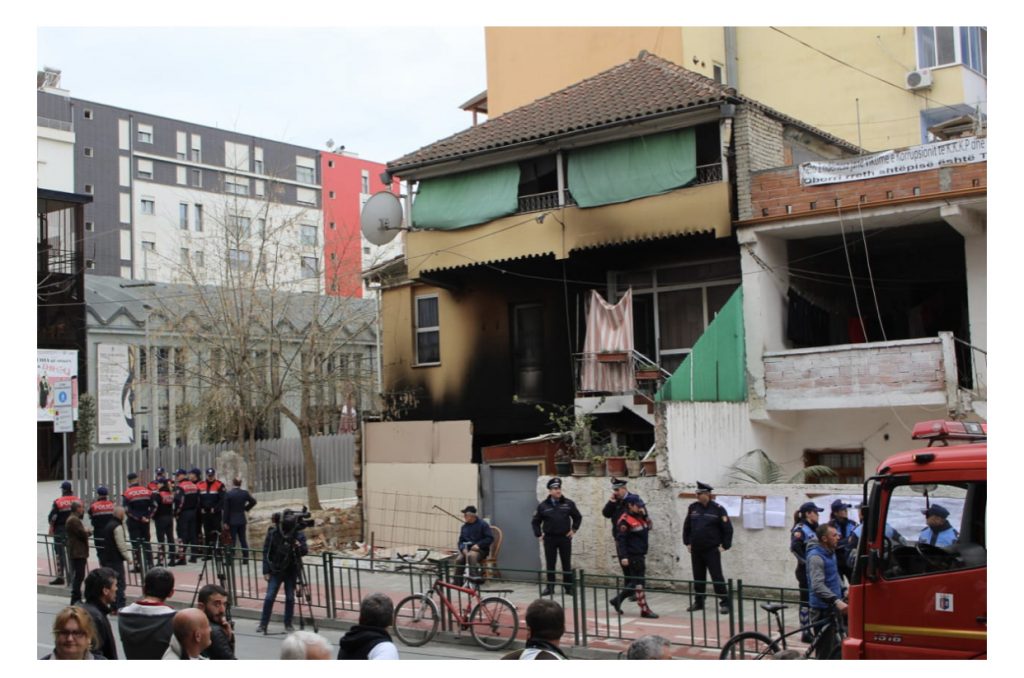 VIDEO-FOTO/ Banesat tek “Petro Nini”, banorët godasin me vezë përmbaruesit