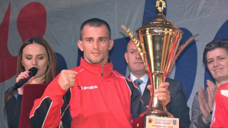 Vrasja e babit dhe xhaxhait, Asmer Bilali mbërrin pranë familjes për varrimin, gjyshi: Na e lini dy ditë…