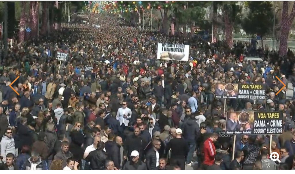 Nis protesta e opizitës, mijëra në shesh