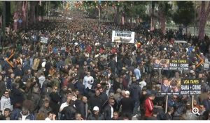 Nis protesta e opizitës, mijëra në shesh