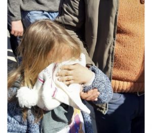 FOTO-VIDEO/ Garda sulmon me gaz edhe personat që janë shumë larg parlamentit, preken edhe fëmijë
