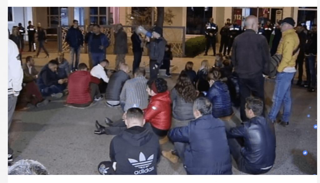 Arrestuan 7 banorë/ Protestuesit e Unazës ulen para Drejtorisë së Policisë