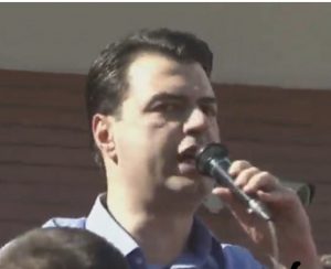 “Lider pa hallate”, Basha i përgjigjet Ramës: Sa herë që bën batuta e merret me pjesët e mia të trupit, e bën për…