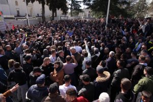 LIVE/ Shashka e thirrje kundër Ramës, nis protesta e 6-të e opozita, ja çfarë po ndodh para Kuvendit
