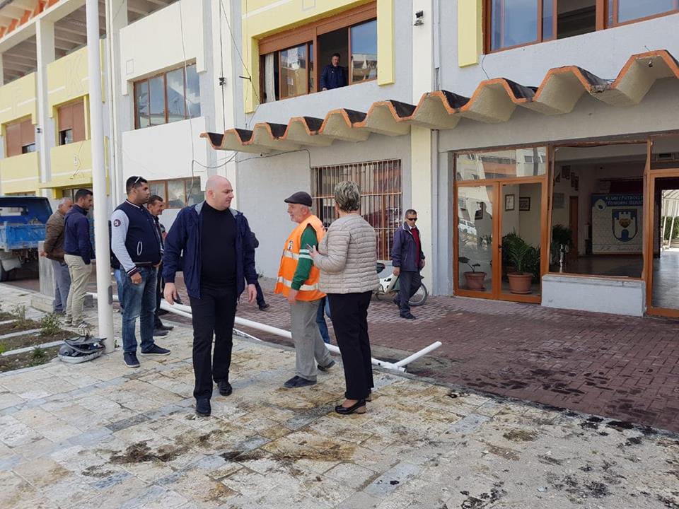 Tjetër aksident ditën e sotme, makina përfundon në stadium
