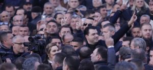 Protesta / Basha mbërrin në selinë e PD, përshëndetet me protestuesit