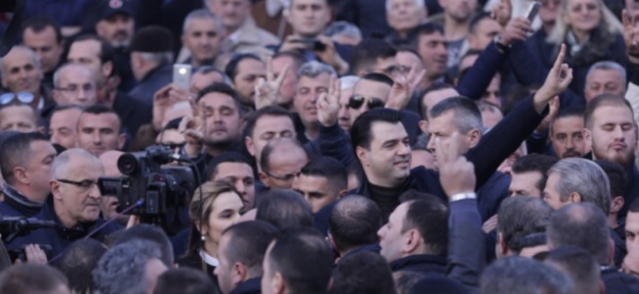 Protesta / Basha mbërrin në selinë e PD, përshëndetet me protestuesit