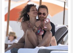DJ i njohur David Guetta foto intime me të dashurën 24-vjet më të vogël